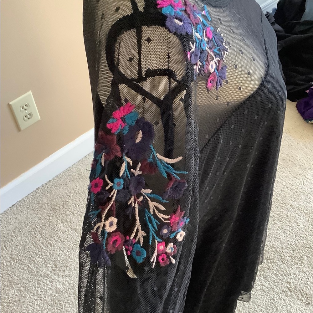 Black shirt with floral designs - Picture 2 of 6